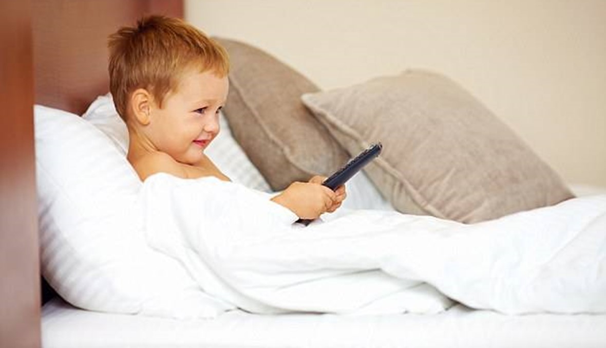 ماذا يفعل التلفزيون بأطفالك داخل غرف نومهم؟