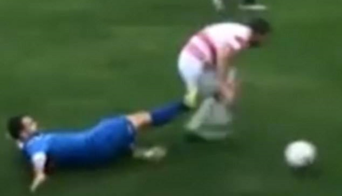 بالفيديو- لاعب كرة القدم يخسر خصية بسبب ركلة خاطئة!