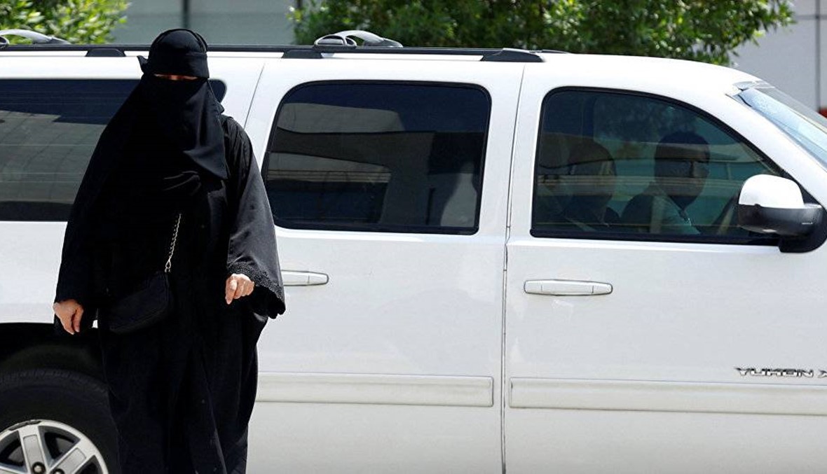 "ارتطمت السيارة بحاجز"... وفاة امرأة سعودية تقود سيارة في جدة