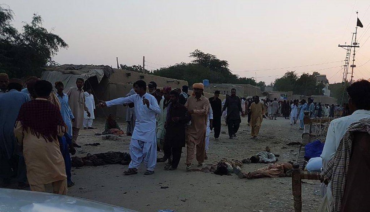 صراخ ودماء وأطراف مبتورة... إنتحاريّ يفجّر نفسه أمام مزار صوفيّ في باكستان