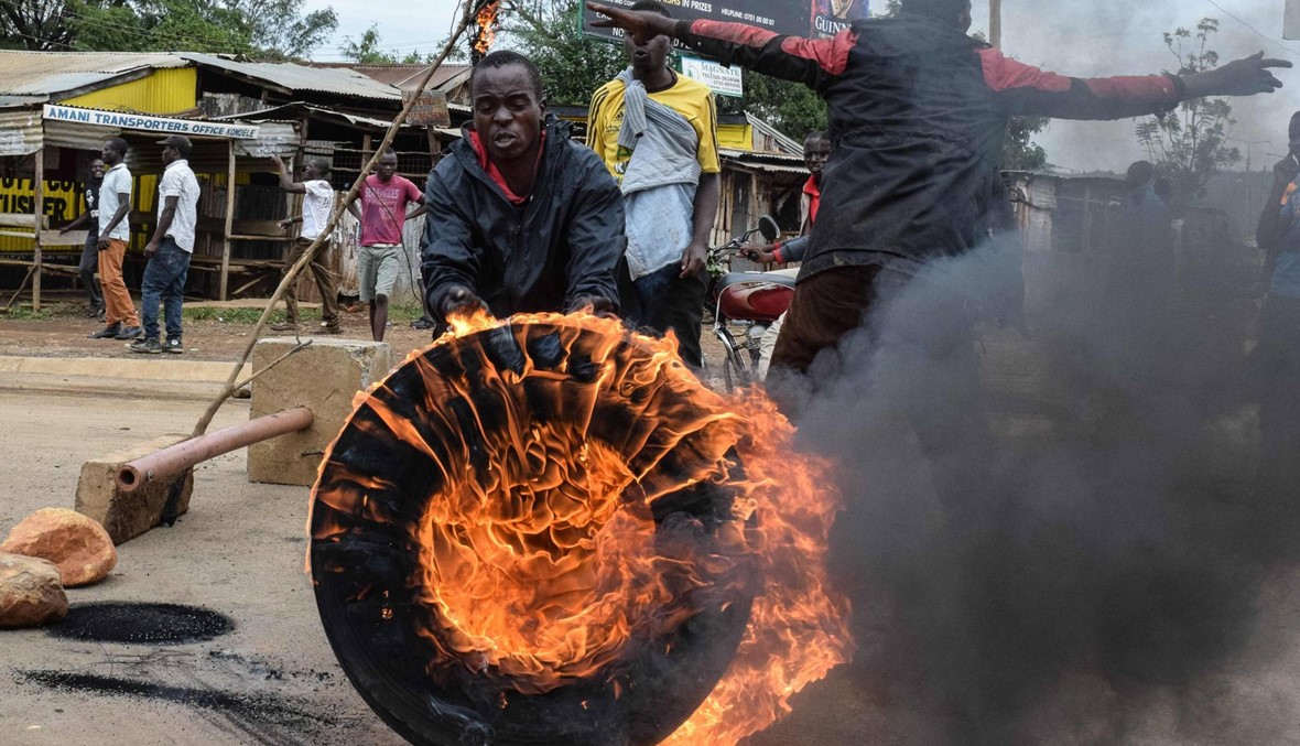 اشتباكات عنيفة وأعمال شغب في كينيا احتجاجاً على إعادة الانتخابات الرئاسية (أ ف ب).
