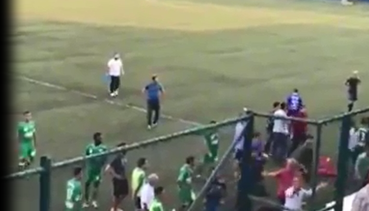 بالفيديو: كرة القدم تتهدد السلم الأهلي... شغب في الملاعب وضرب حكام!