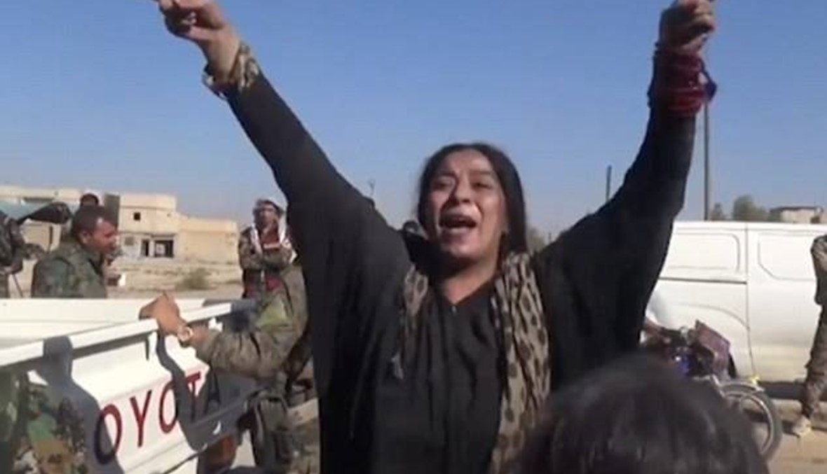 بالفيديو- مزّقت برقعها احتفالاً بتحرير منزلها من مقاتلي "داعش"