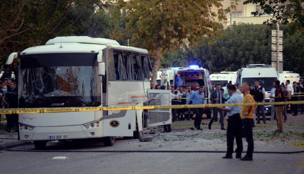 تركيا: إنفجار يستهدف حافلة للشرطة في مرسين... الحصيلة 12 جريحًا