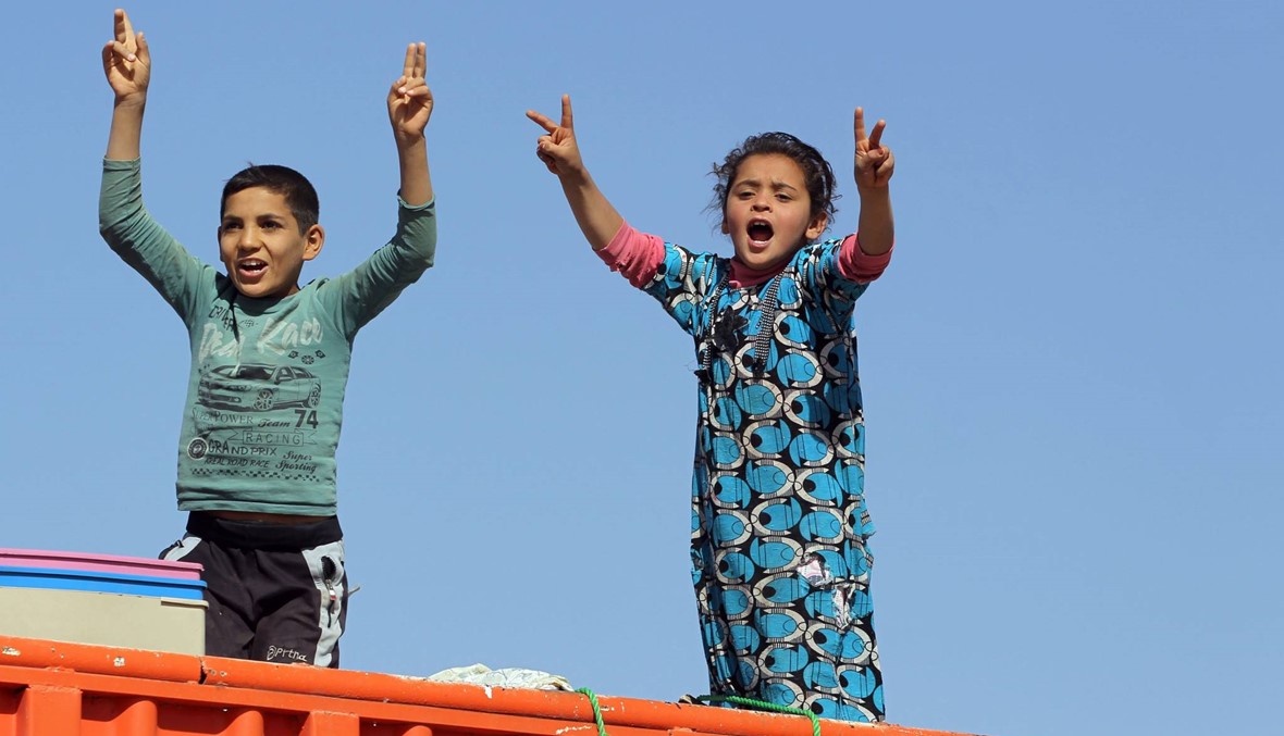 أولاد عائدون الى الحويجة العراقية بعد تحريرها من "داعش" (أ ف ب).