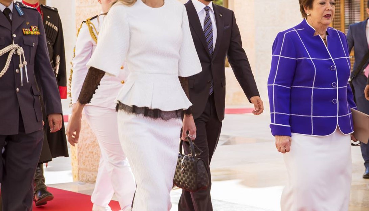 الملكة رانيا تتألّق ببزة من تصميم جورج شقرا