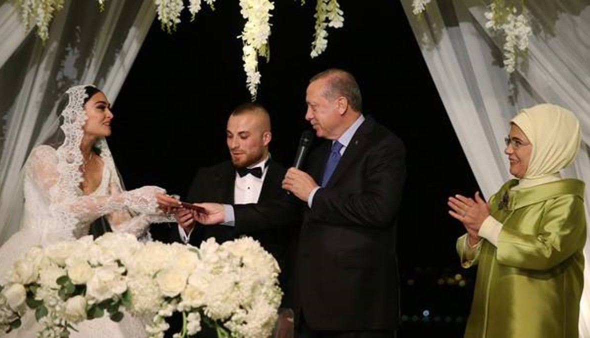 بعد خطبته إيماني الباني لمراد يلدريم... اردوغان في زفاف بطلة "قيامة أرطغرل" (صور وفيديو)