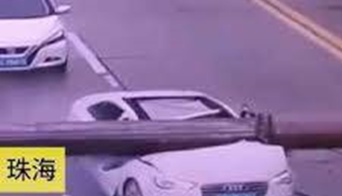 بالفيديو- رافعة تسقط على سيارة وتسحقها...نجا السائق بأعجوبة!