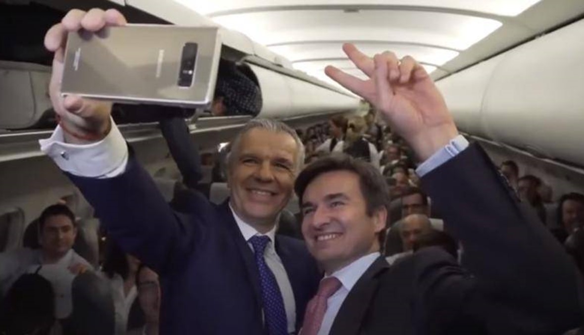 بالفيديو: شركة الطيران هذه توزع هواتف Note 8 لركابها
