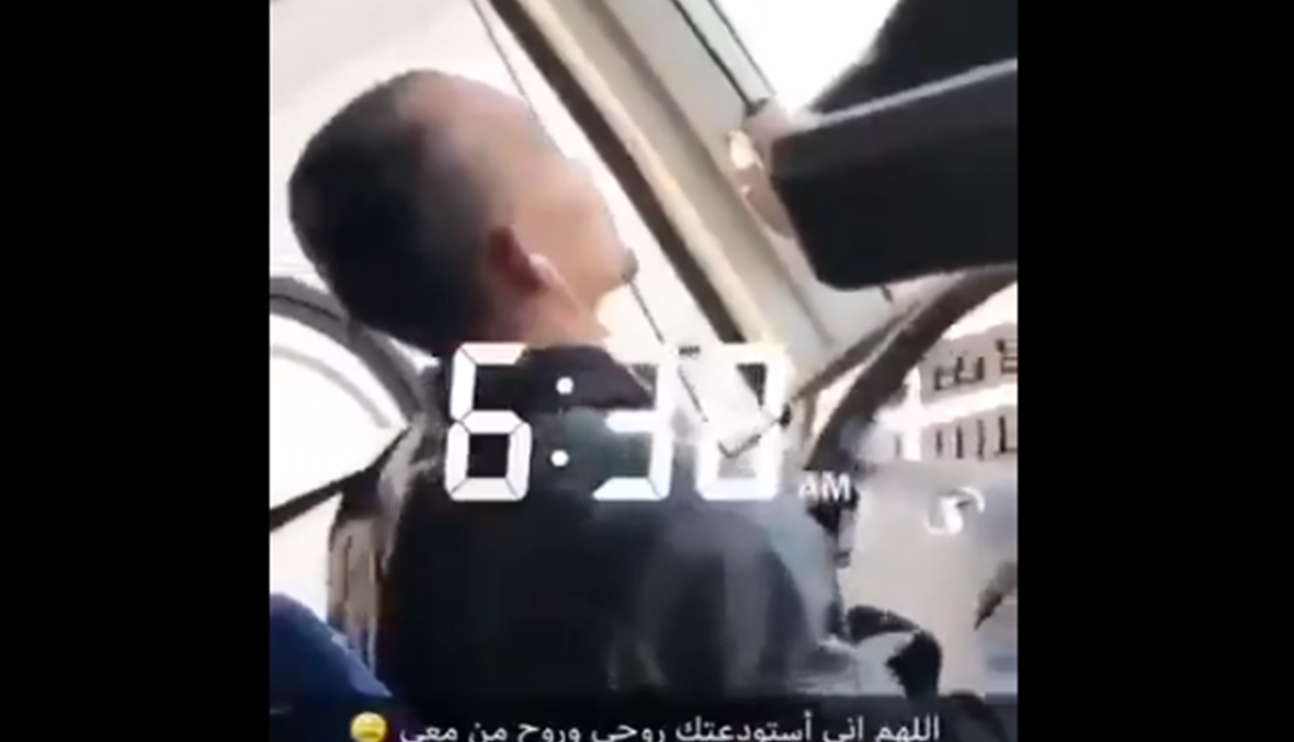 سائق حافلة يغلبه النعاس وتضجّ مواقع التواصل الاجتماعية