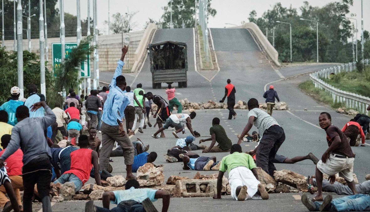 الشرطة الكينية تطلق النار لتفريق المتظاهرين المحتجين على إعادة الانتخابات الرئاسية (أ ف ب).