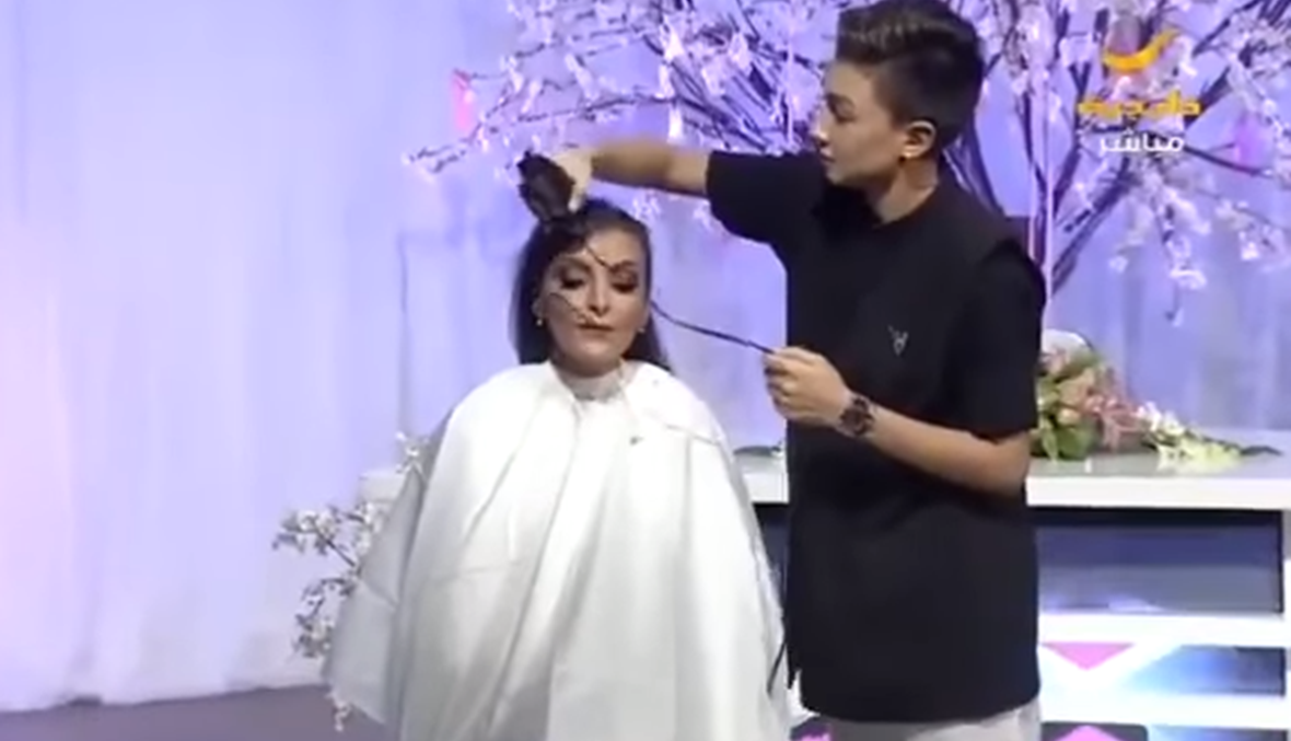 مذيعة سعودية "تحلق" شعرها مباشرة على الهواء (فيديو)