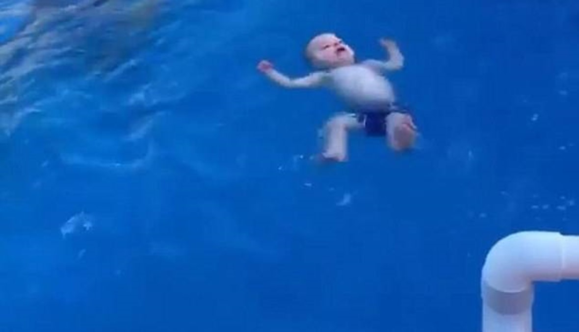 طفل رضيع يتعلّم أن يطفو على سطح الماء! (فيديو)