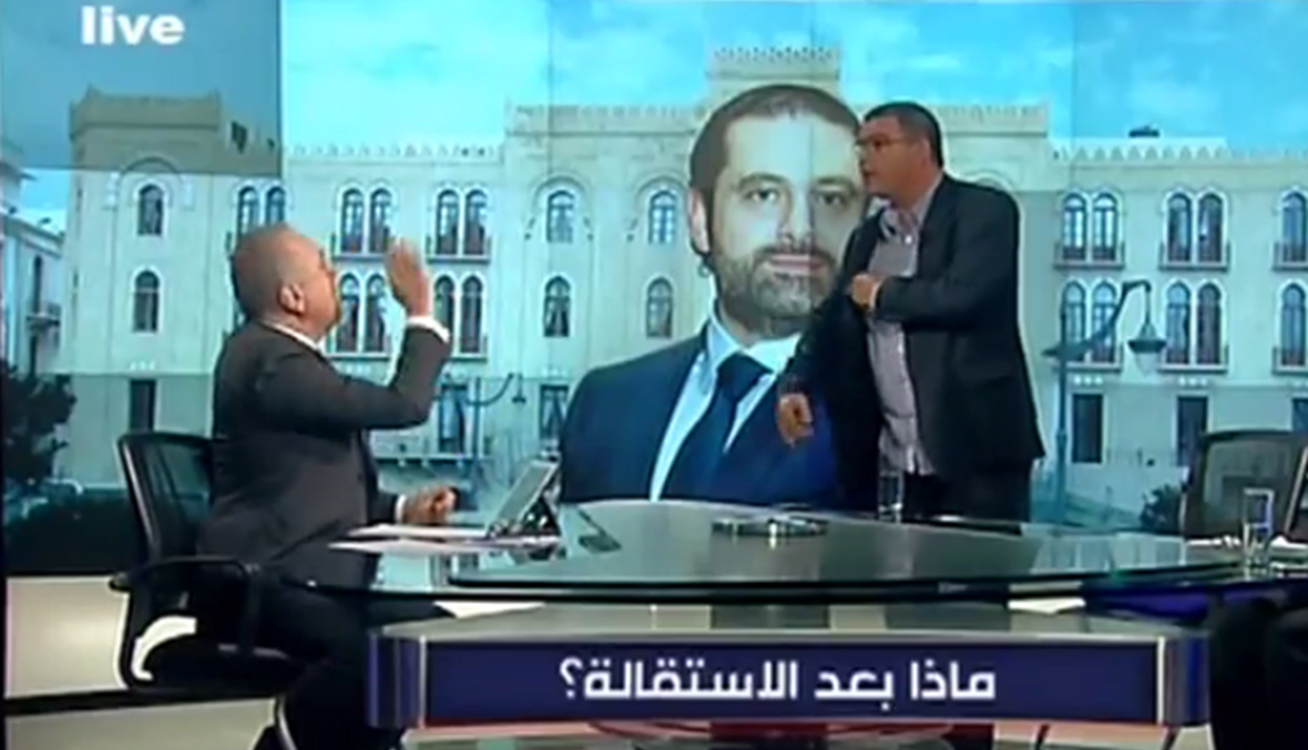 بالفيديو- وليد عبود يطرد حبيب فياض من الاستوديو... "مش أنا يلي بقبض ولا غيري"