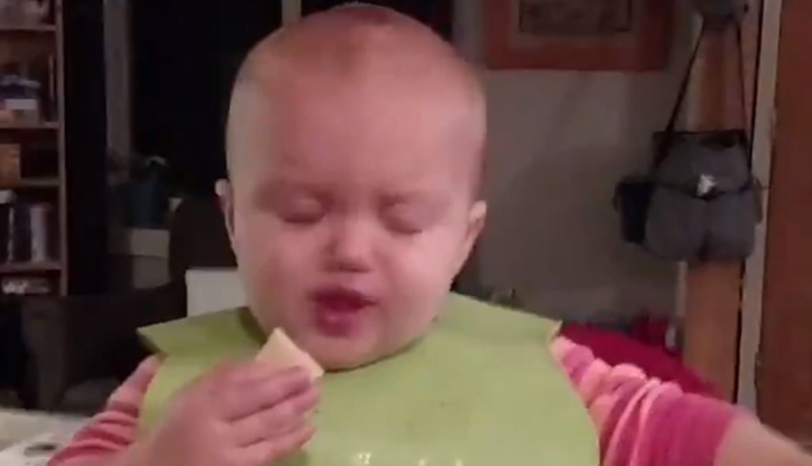 بالفيديو- ردّة فعل مضحكة لطفل يتذوّق الحامض لأول مرّة