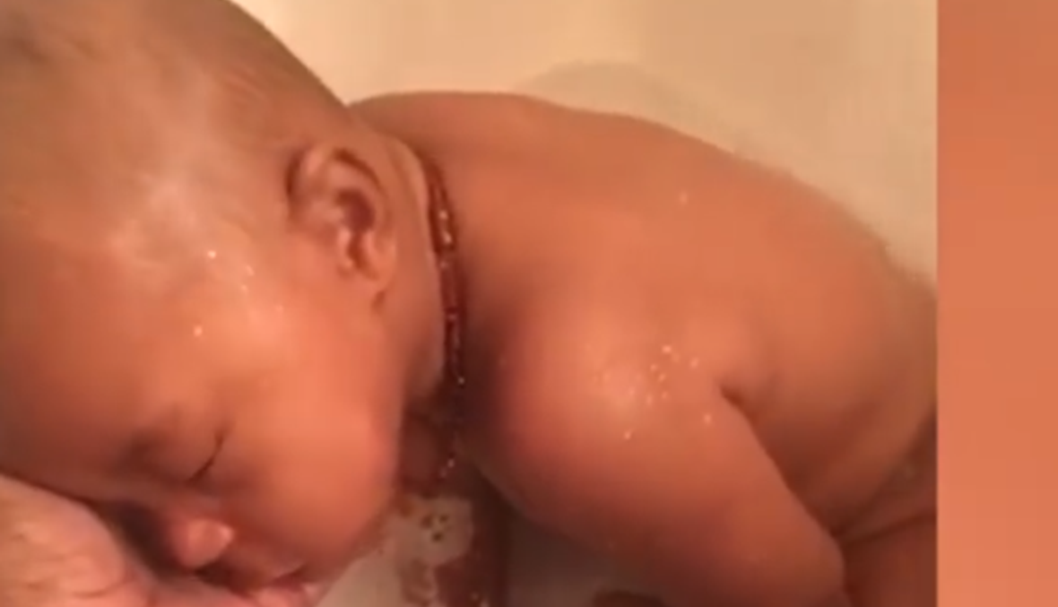 بالفيديو- لم يستطع أن يقاوم النوم حتى أثناء الاستحمام!