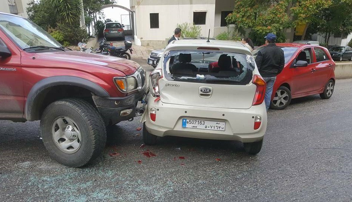 بالصور: تسرب مادة المازوت على طريق حريصا يؤدي الى حادث سير بين 6 سيارات