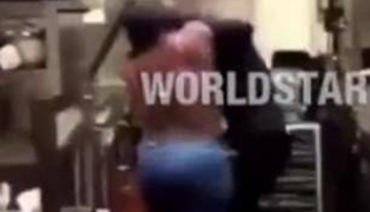 بالفيديو: معركة عنيفة بين عميلة وموظفة مطعم يرغر كينج