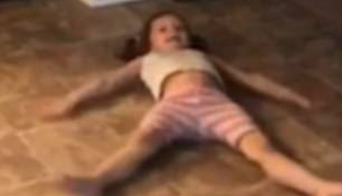 بالفيديو: ردة فعل طفلة عند رؤيتها صورة مرعبة داخل الثلاجة