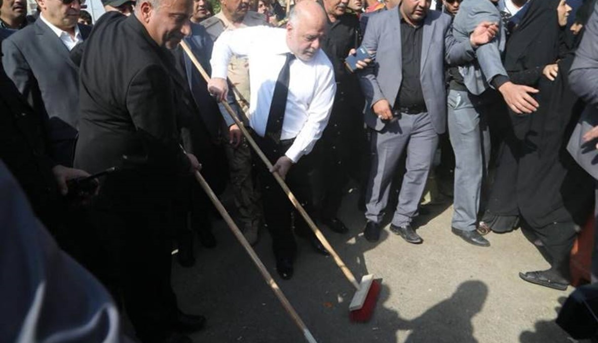 بالصور:  رئيس الوزراء العراقي يشارك برفع النفايات من كربلاء