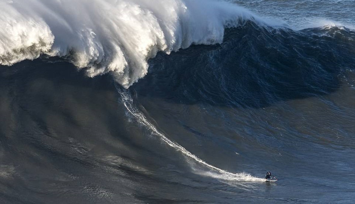 صور وفيديو: موجة هائلة تتسبّب بكسر ظهر بطل ركوب الأمواج!