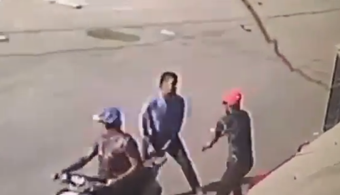 بالفيديو- حاول سرقته وهدّده بالسلاح، وهكذا نجا!