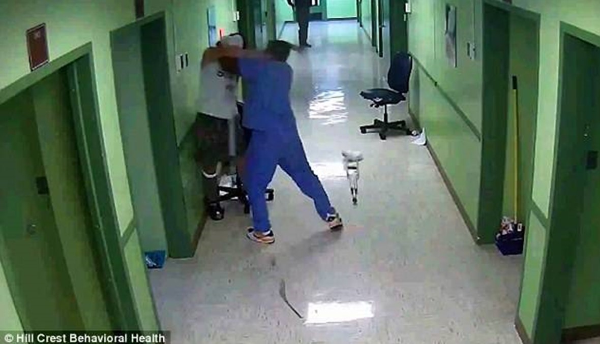 بالفيديو- سحبا المريض إلى غرفة بعيداً من كاميرات المراقبة فماذا فعلا به؟