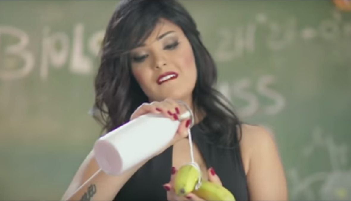 أغنية تحمل إيحاءات جنسية بالفواكه تثير ضجة في مصر: فيديو "خطر"