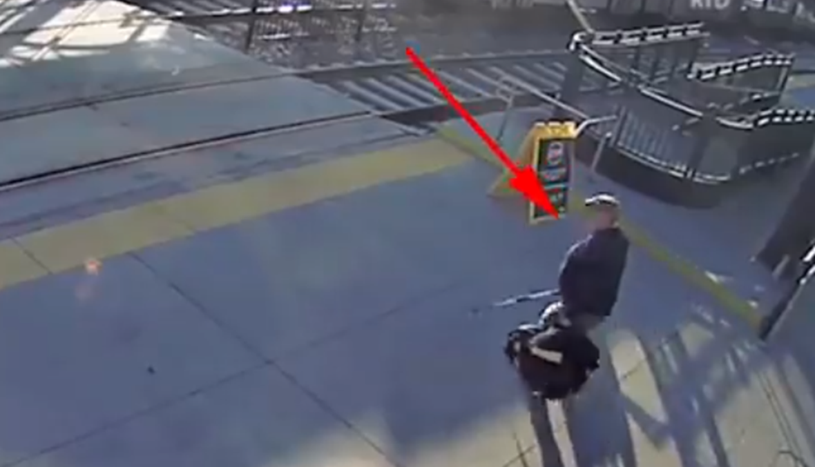 بالفيديو- ضرير كاد أن يفقد حياته على سكة القطار