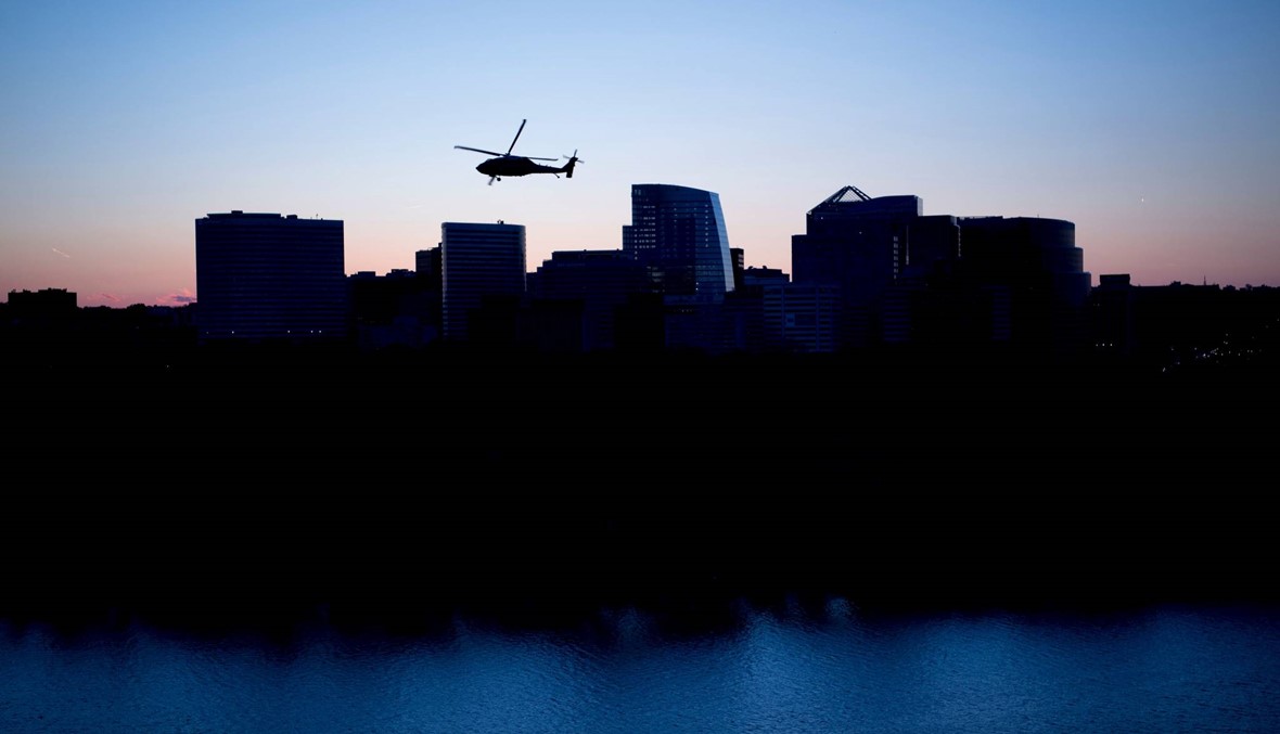 طائرة هليكوبتر تحلّق فوق واشنطن (أ ف ب).