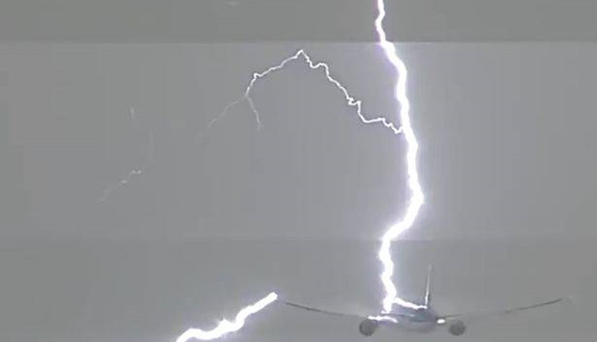 طائرة تتعرّض لصاعقة كهربائية بعد لحظات من إقلاعها! (فيديو)