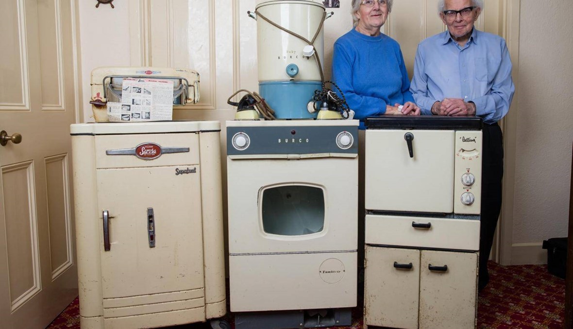 عجوزان يعرضان أجهزة منزلهما الإلكترونية العتيقة للبيع