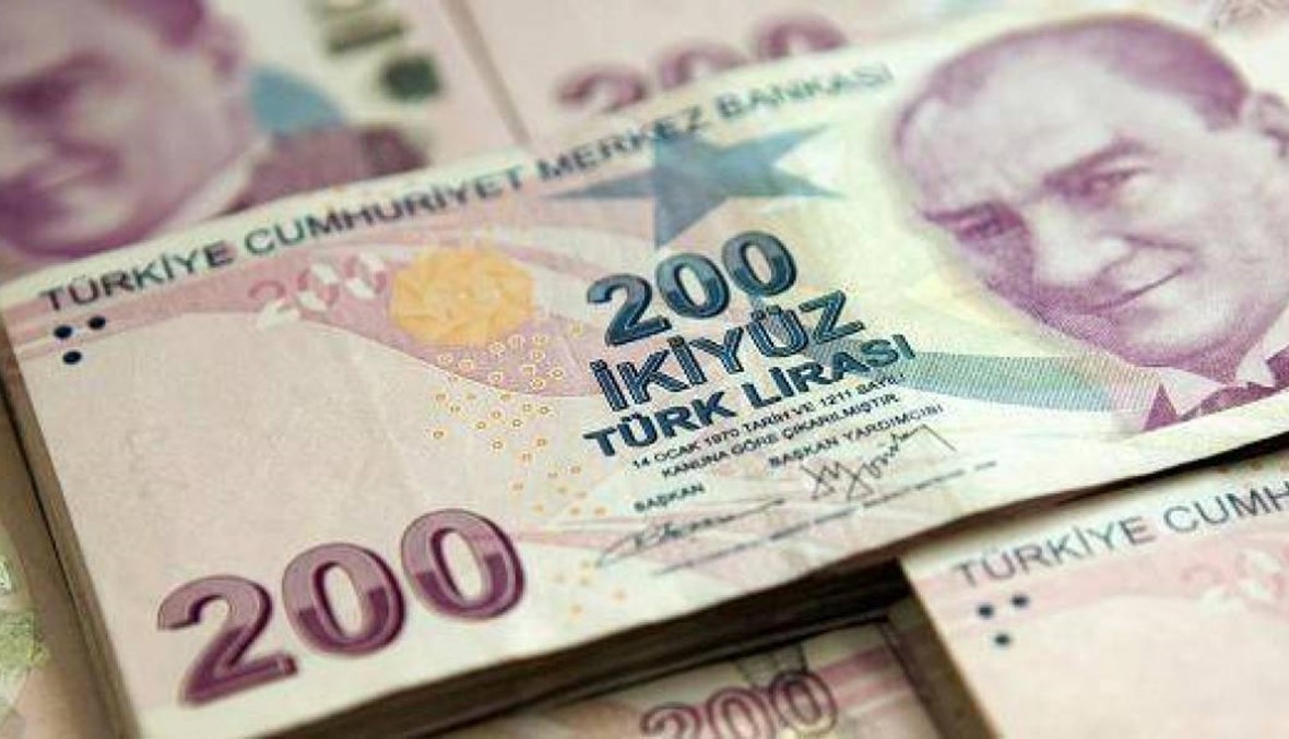 الليرة التركية تهبط لمستوى قياسي أمام الدولار