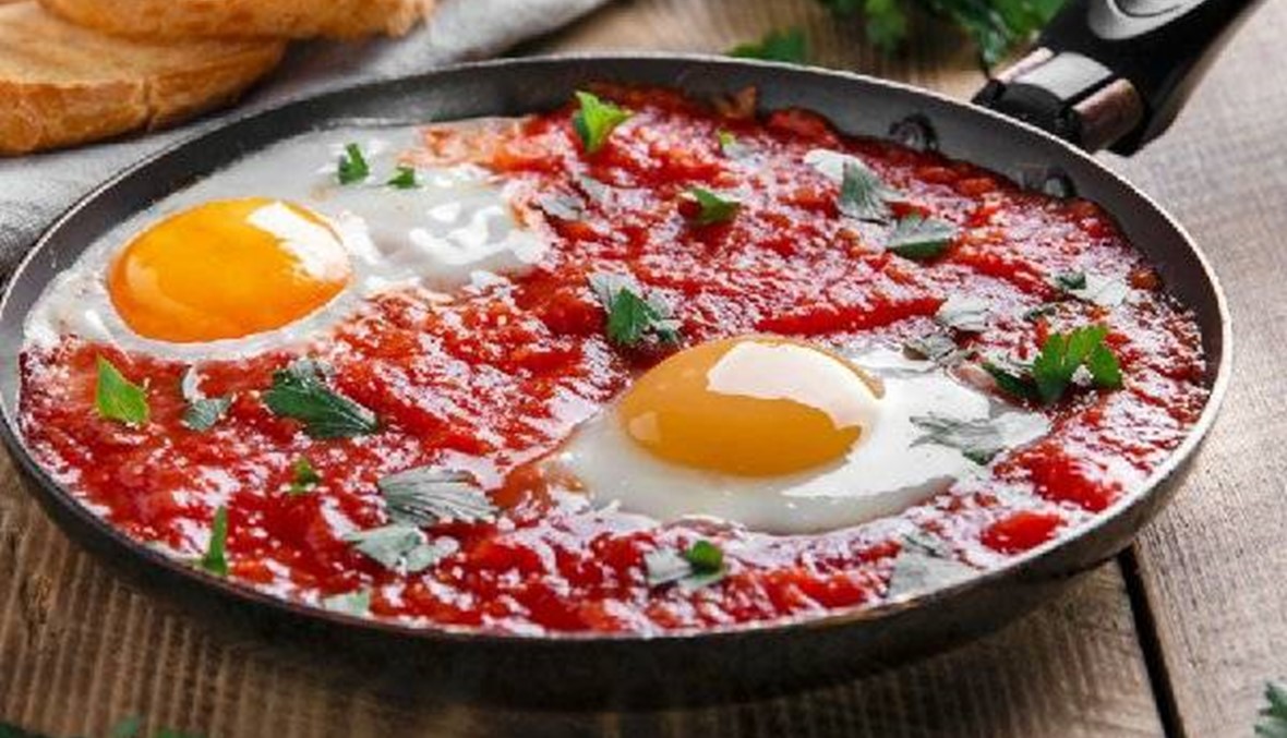 البيض بالبندورة من أشهر الأطباق الشعبية اللبنانية... هكذا تحضّرونه في الشتاء