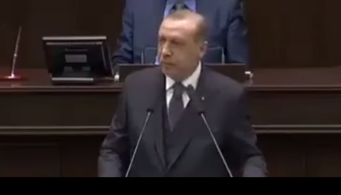بالفيديو... اردوغان يقطع خطابه بعدما نادته طفلة بـ"جدّو"