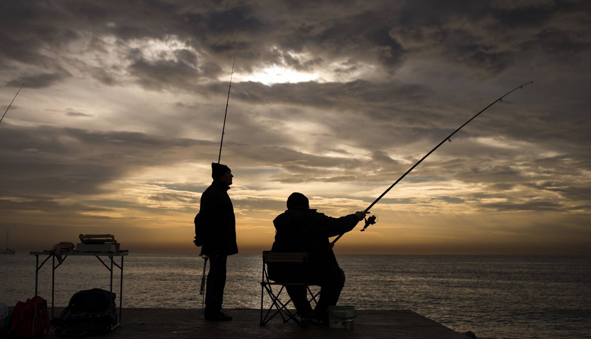 صيد السمك في برشلونة (أ ب).