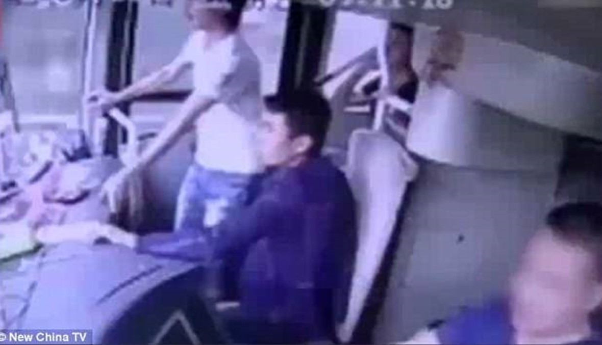 بالفيديو- السائق فقد السيطرة على حافلته فطار الركاب من النافذة