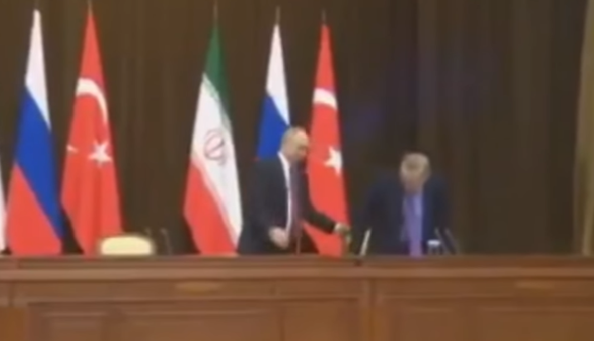 بالفيديو- بوتين يسحب الكرسي من خلف أردوغان ويوقعها