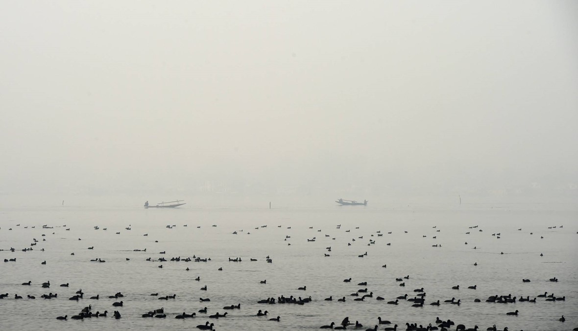 الضباب يغطي بحيرة سريناغار الهندية (أ ف ب).