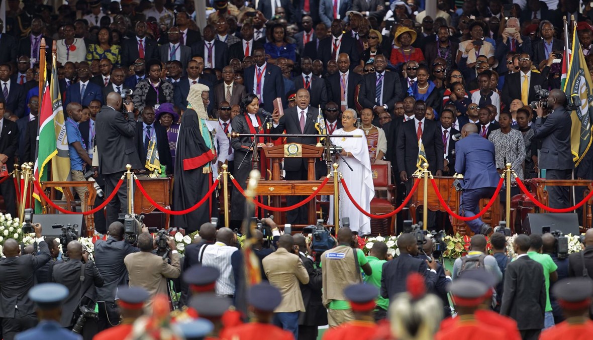 كينيا: أوهورو كينياتا رئيساً لولاية ثانية... غاز مسيل للدموع واشتباكات مع المعارضة