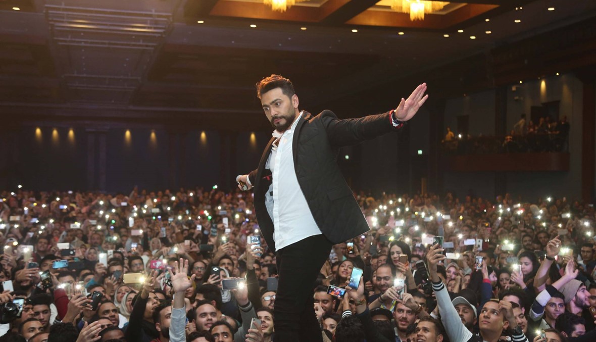 تامر حسني يشكر 300 ألف شخص بدبي... ويستعيد أول حفل في حياته
