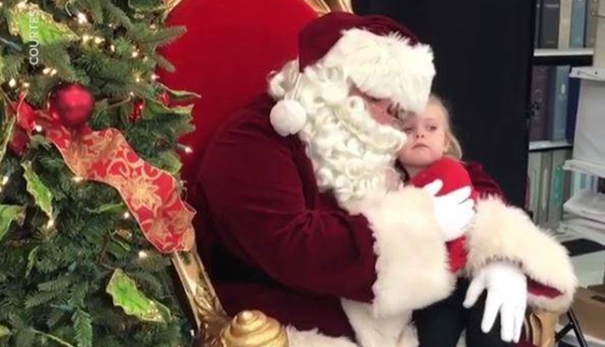 طفلة طلبت من سانتا كلوز هديّة غير متوقّعة! (فيديو)