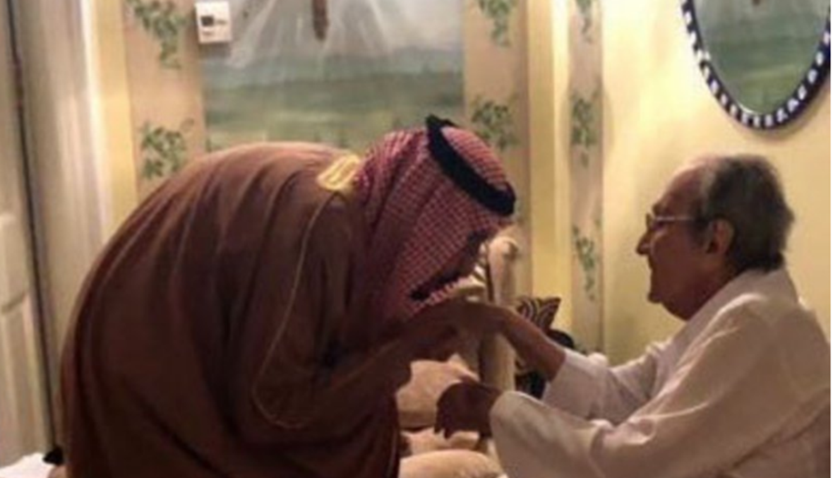 الملك سلمان يقبل يد شقيقه والد الأمير الوليد بن طلال (صور)