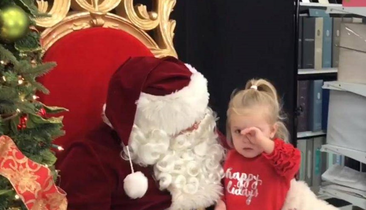 بالفيديو- طفلة متعبة من التسوق طلبت من بابا نويل هدية غريبة!