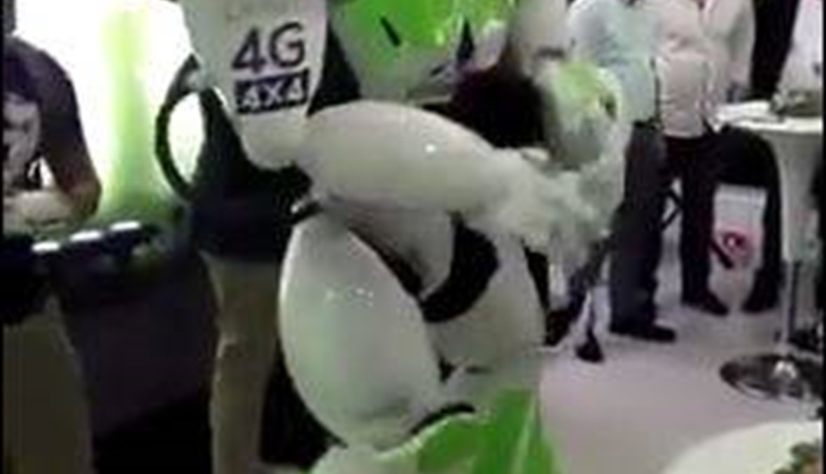 روبوت يتحدّى الإنسان ويرقص! (فيديو)