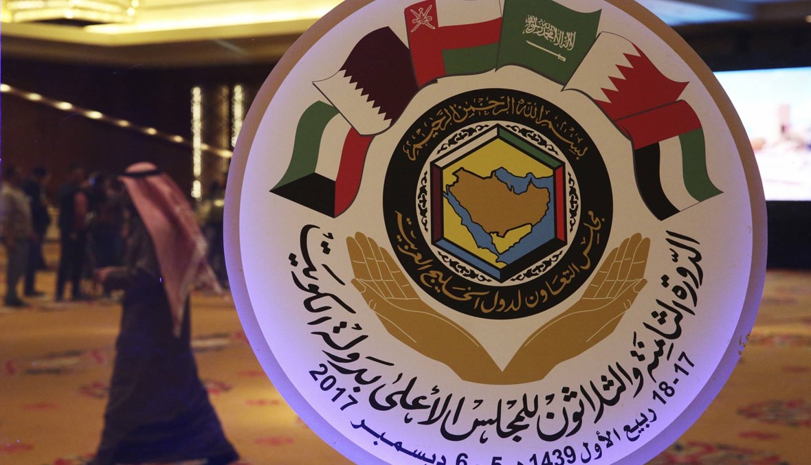 أمير قطر والجبير يرأسان وفدي بلادهما في أعمال القمة الخليجية بالكويت
