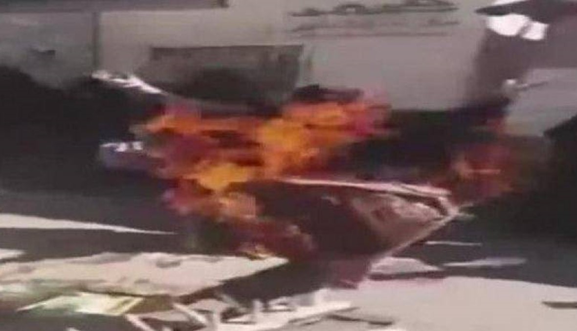 يمنيات يطالبن بجثمان صالح ويحرقن ملابسهن