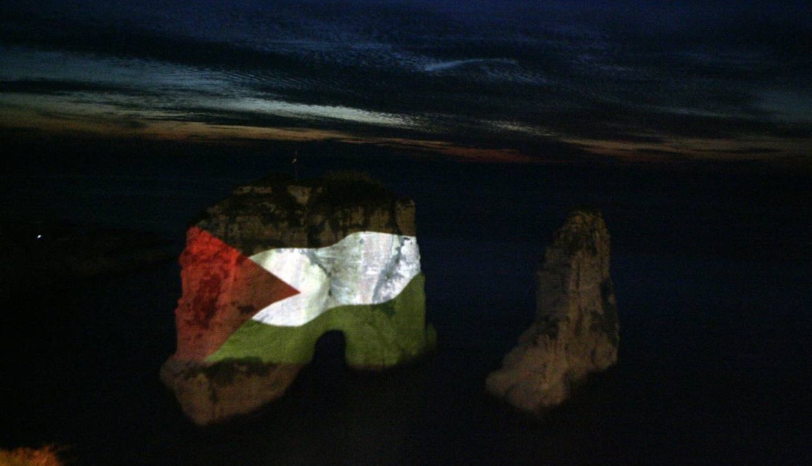 إعادة إضاءة صخرة الروشة بألوان علم فلسطين