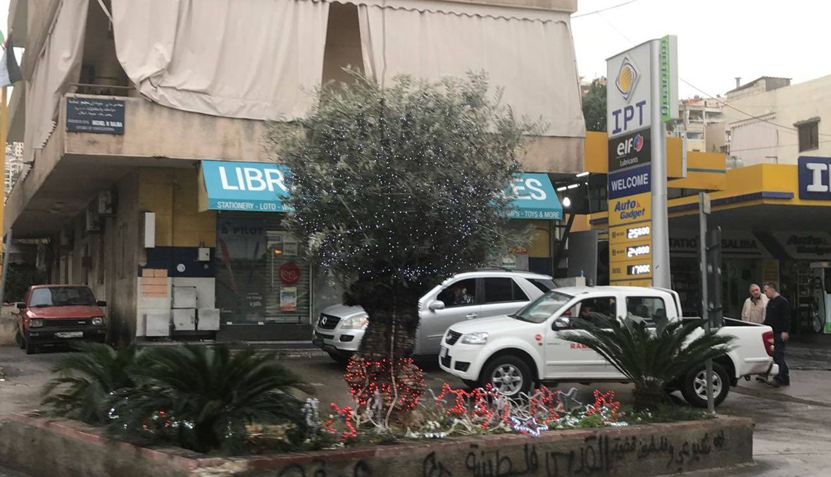 عودة الوضع إلى طبيعته في عوكر... الشارع نُظِّف وإعادة إضاءة شجرة العيد (صور وفيديو)