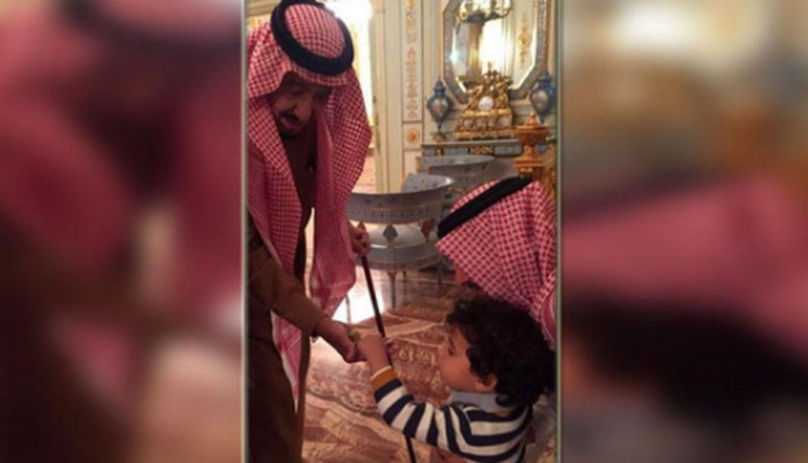 الملك سلمان يقدّم الحلوى لطفل... والجميع تساءل: مَن هو؟